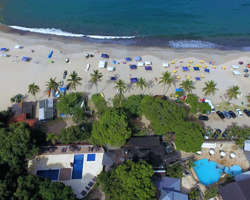 Arial view of the Condominio Pauba Canto Sul resort alongside the ocean.