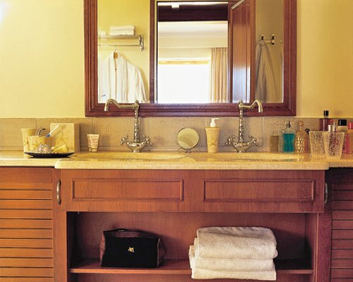 A view of double sink vanity.