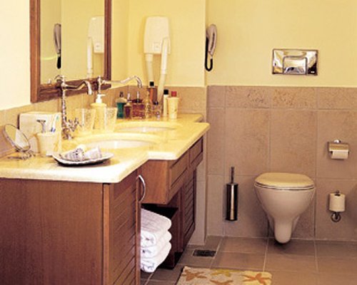 A bathroom with double sink vanity.