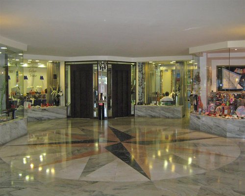 A well furnished elevated lobby.