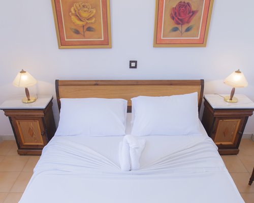 A well furnished bedroom with two lamps.