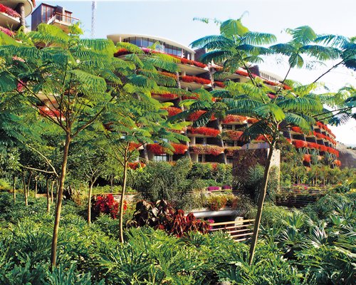 Exterior view of Club Monte Anfi with multiple balconies.