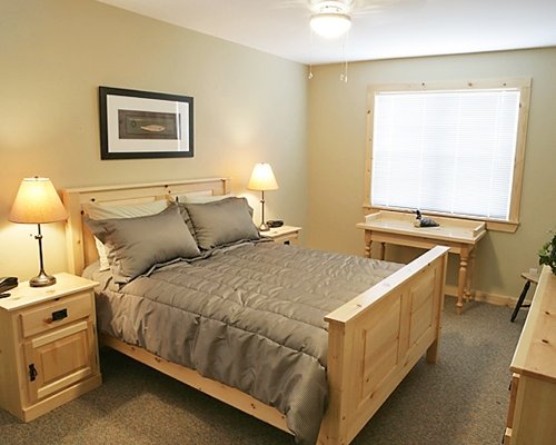 A well furnished bedroom with lamps.