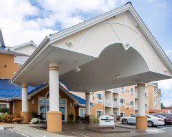 STREET VIEW OF CLUB OPTIMA AT BLUEGREEN ODYSSEY DELLS WITH CAR PARKING.