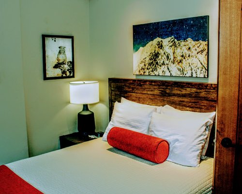 A well furnished bedroom with queen bed.