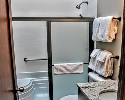 A bathroom with a bathtub.