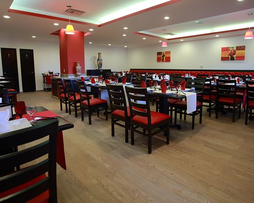An indoor fine dining restaurant at Gr Solaris Cancun Resort.