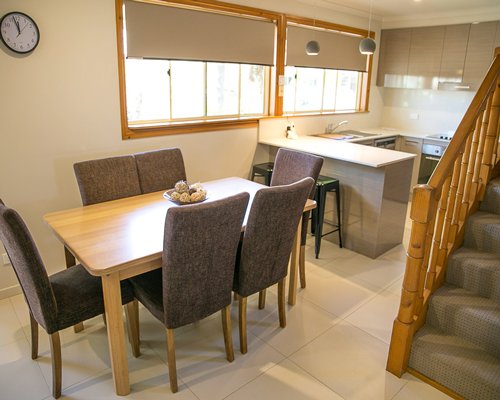 An open plan dining area and kitchen.