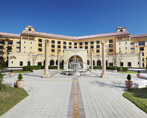 Exterior view of Hanwha Resorts Seorak Sorano with fountain and landscaping.