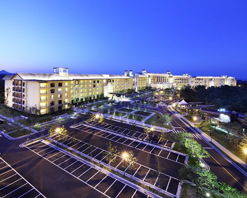 Exterior view of Hanwha Resorts Seorak Sorano with the parking lot.