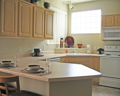 A WELL EQUIPPED KITCHEN AND BREAKFAST BAR.