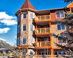 Exterior view of Elkhorn At Falcon Crest with multiple balconies.