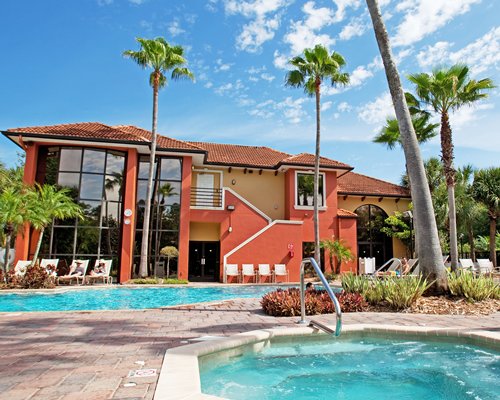 Legacy Vacation Club Lake Buena Vista's outdoor swimming pool and hot tub.