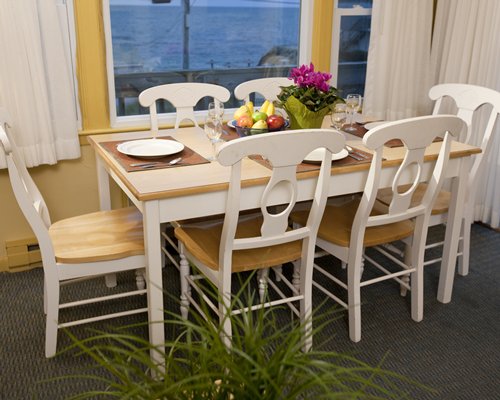 A well furnished dining area with the beach view.