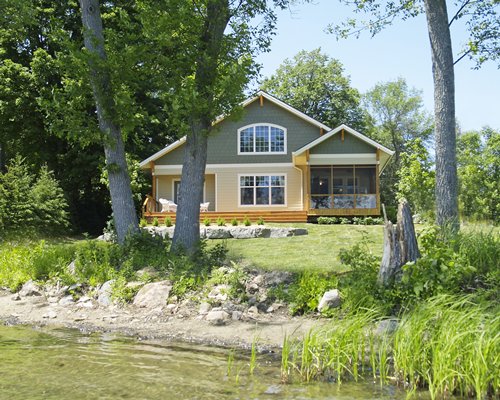 An exterior view of the Inaski Shores cottage with the waterfront.