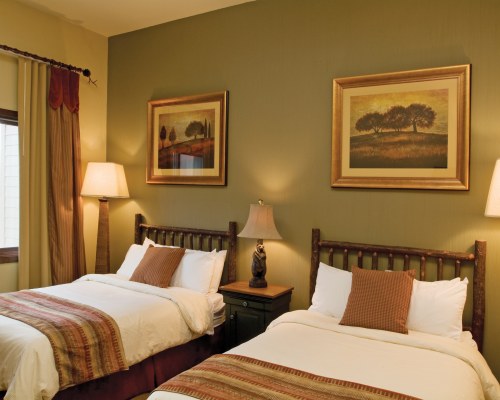 A WELL FURNISHED BEDROOM WITH TWO BEDS.
