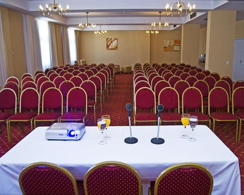 A well furnished indoor conference hall.