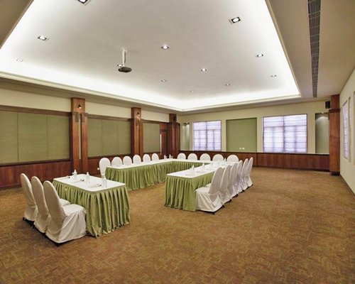 A well furnished indoor conference hall.