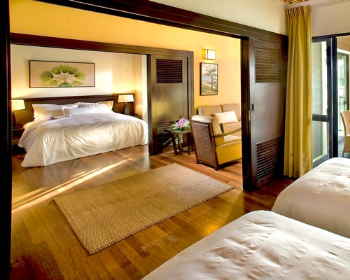 A well furnished bedroom with a queen bed and two lamps.