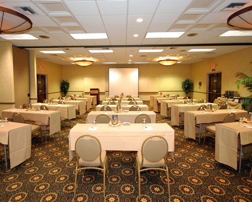 A well furnished indoor conference hall.