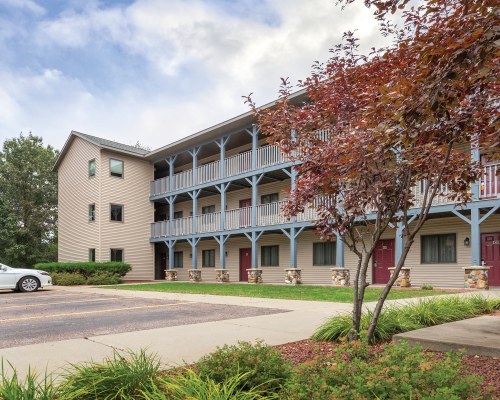 EXTERIOR VIEW OF WYNDHAM TAMARACK WITH A PATHWAY AND LANDSCAPING.