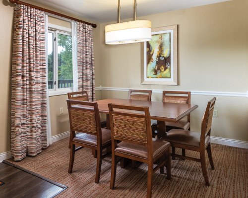 A WELL FURNISHED DINING AREA WITH AN OUTSIDE VIEW.