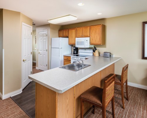 A WELL EQUIPPED KITCHEN AND BREAKFAST BAR.