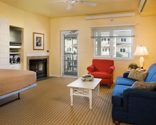 A WELL FURNISHED LIVING ROOM WITH TELEVISION AND FIREPLACE.