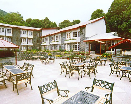 A scenic outdoor restaurant alongside multiple units surrounded by woods.