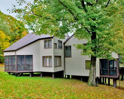 SCENIC EXTERIOR VIEW OF THE WYNDHAM SHAWNEE VILLAGE CRESTVIEW.