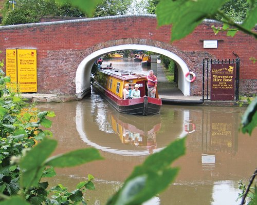 Canalboat Club at Hilperton Marina