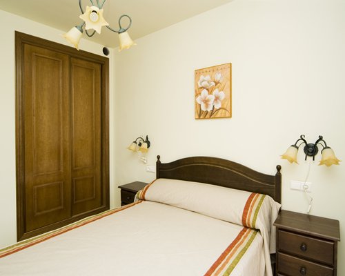 A well furnished bedroom with two lamps.
