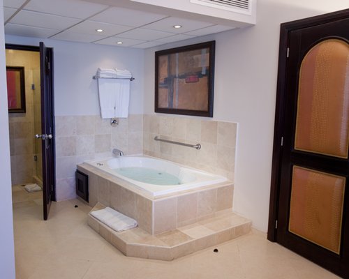 A bathroom with a bathtub.
