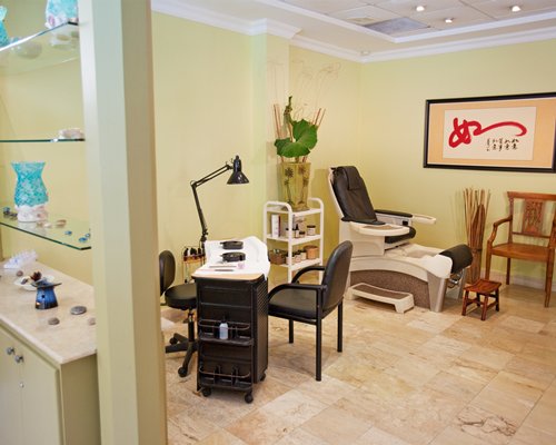 A well furnished indoor salon.
