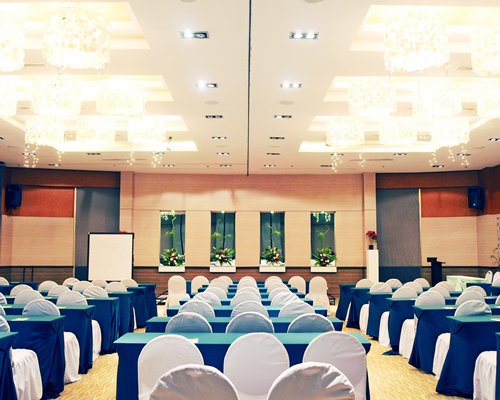 A well furnished indoor conference hall.