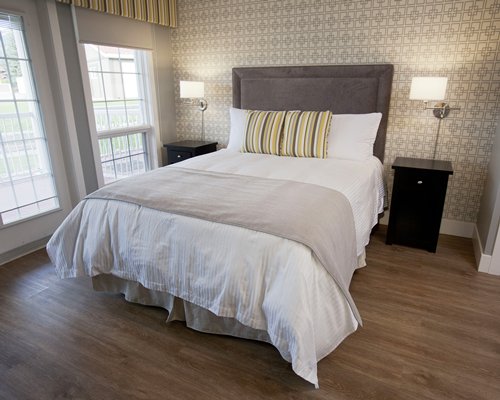 A well furnished bedroom with a queen bed.