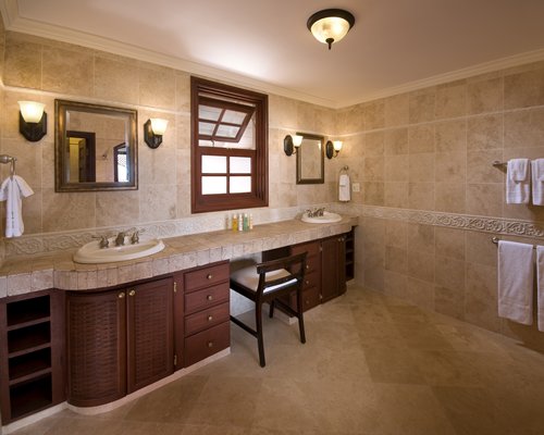 A bathroom with double sink vanity.