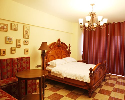 A well furnished bedroom.