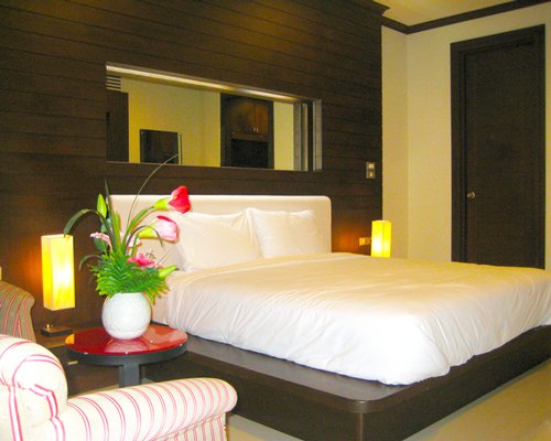 A well furnished bedroom with two lamps.