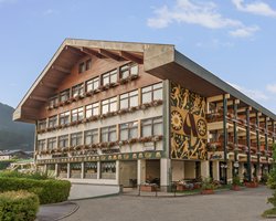 A street view of multi story resort unit with the parking lot.