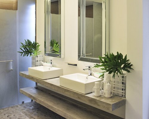 A bathroom with double sink vanity.