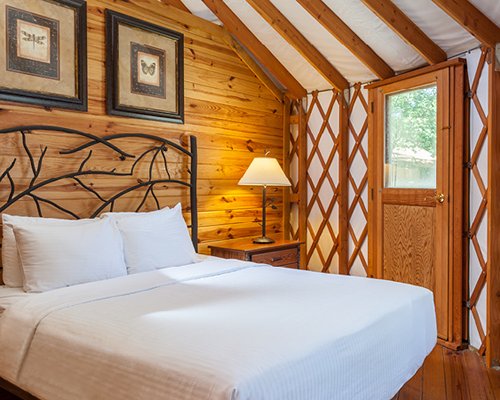 A well furnished bedroom with lamp.