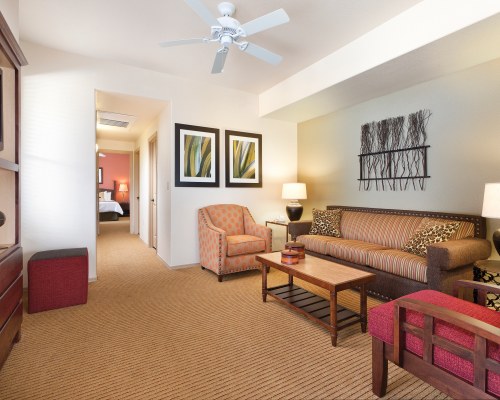 A WELL FURNISHED LIVING ROOM.