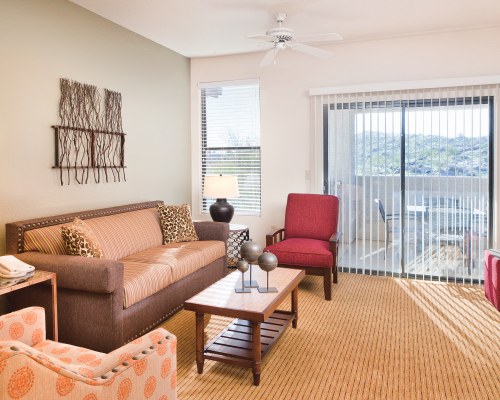 A WELL FURNISHED LIVING ROOM.