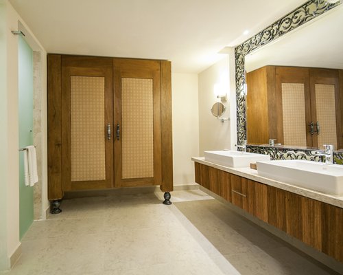 A bathroom with double sink vanity.