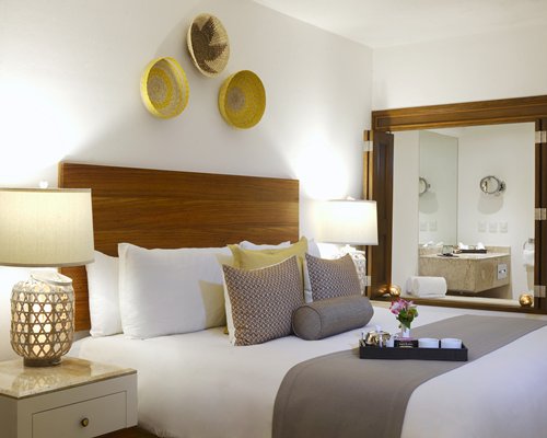 A well furnished bedroom with two lamps.