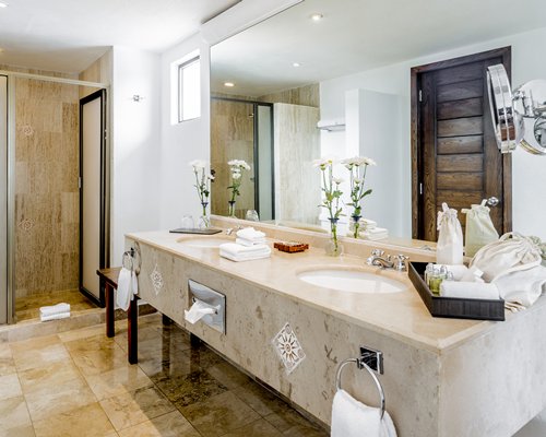 A bathroom with double sink vanity.