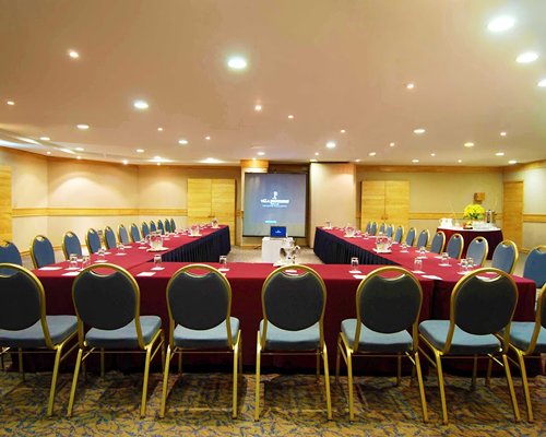A well furnished indoor conference hall.
