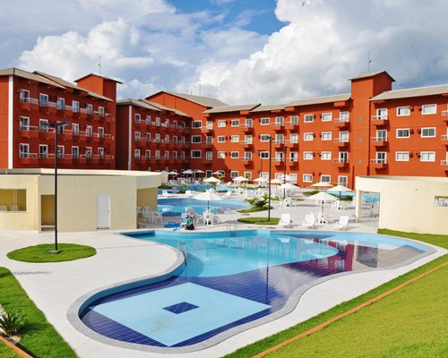 The outdoor swimming pool at the Lagoa Quente Flat Hotel.