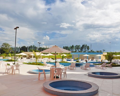 Outdoor swimming pool and hot tubs at the Lagoa Quente Flat Hotel.